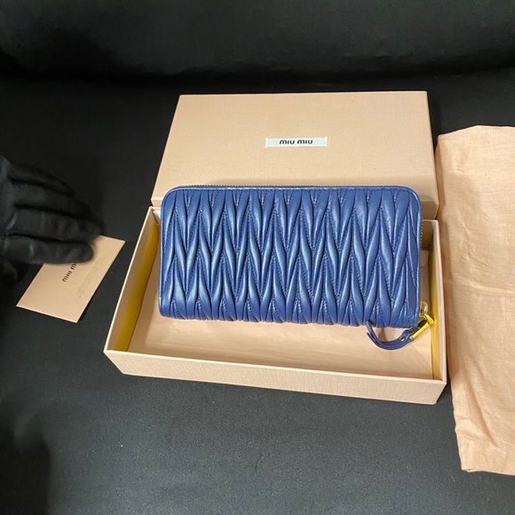 MIU MIU MATELASSE ZIPPER WALLET - Picture 8 of 16